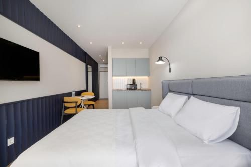 next white aparthotel official
