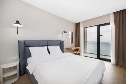 next white aparthotel official