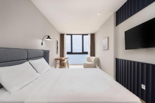 next white aparthotel official