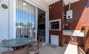 modern 2b apt 80m from mariscal iml0107