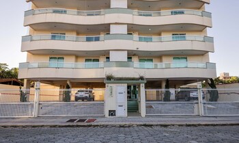 2Br Apt W/ Bbq 400M From Beach Can304,,2 star