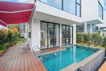 aura villa by kozystay bandung