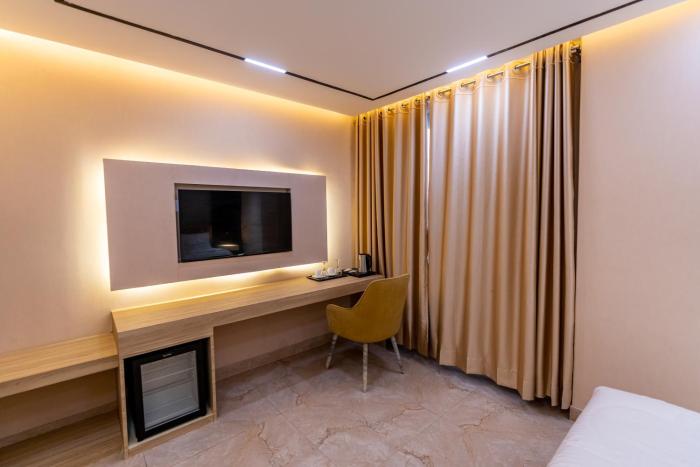 monsoon courtyard luxury hotel