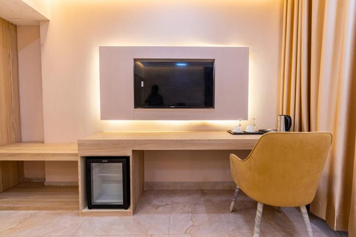 monsoon courtyard luxury hotel
