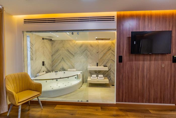 monsoon courtyard luxury hotel