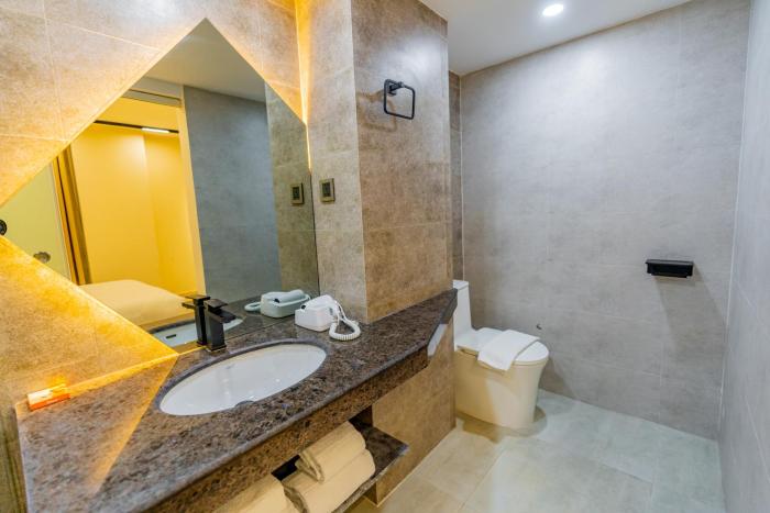 monsoon courtyard luxury hotel