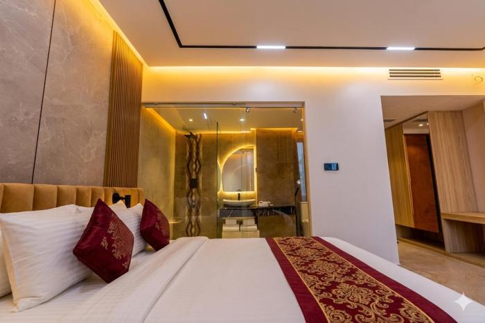 monsoon courtyard luxury hotel