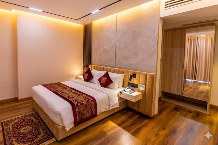 monsoon courtyard luxury hotel