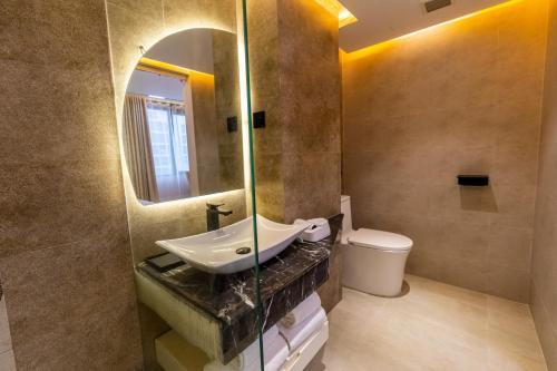 monsoon courtyard luxury hotel