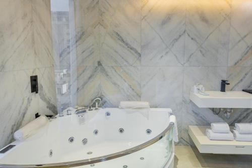 monsoon courtyard luxury hotel