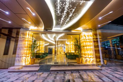 monsoon courtyard luxury hotel