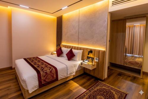 monsoon courtyard luxury hotel