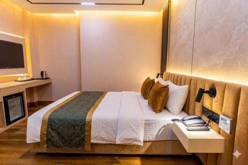 monsoon courtyard luxury hotel