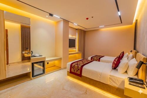 monsoon courtyard luxury hotel