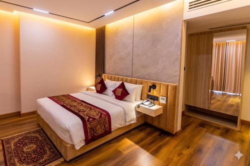 monsoon courtyard luxury hotel