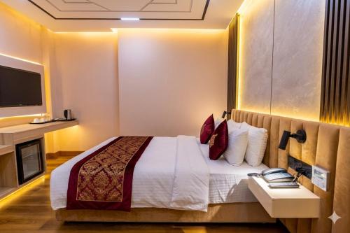 monsoon courtyard luxury hotel