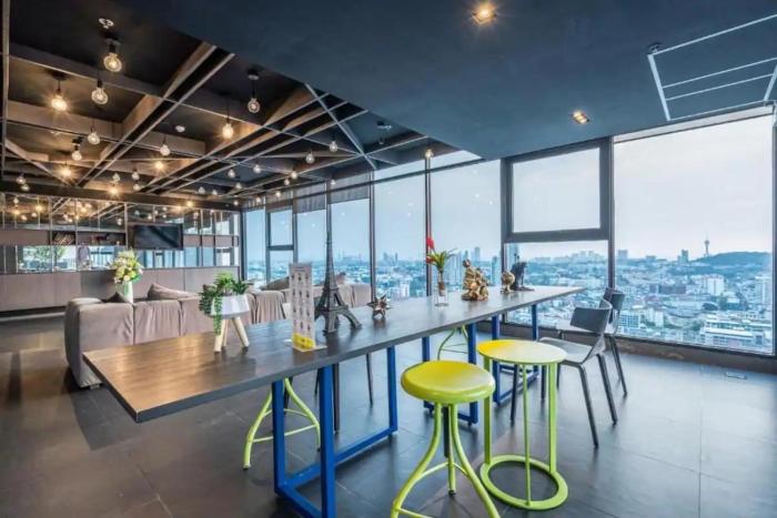 best location of pattaya sky pool next to beach