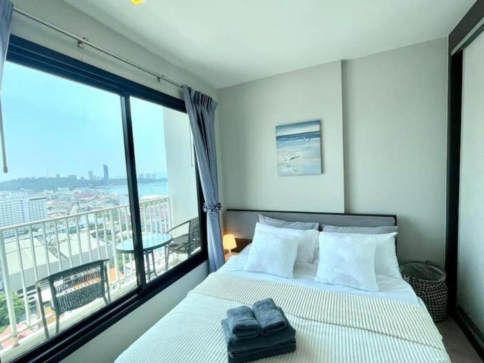 best location of pattaya sky pool next to beach