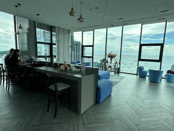 best location of pattaya sky pool next to beach