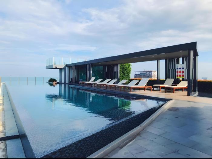 best location of pattaya sky pool next to beach