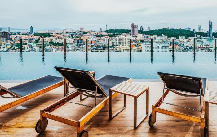 best location of pattaya sky pool next to beach