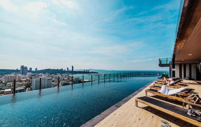 best location of pattaya sky pool next to beach