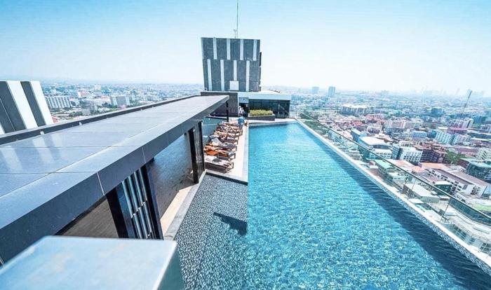 best location of pattaya sky pool next to beach