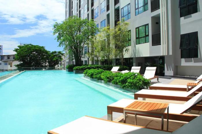 best location of pattaya sky pool next to beach