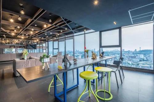 best location of pattaya sky pool next to beach