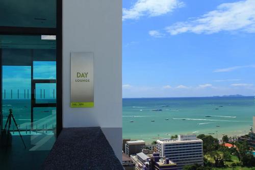 best location of pattaya sky pool next to beach