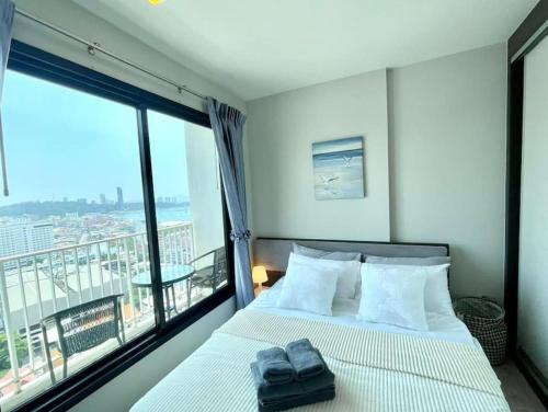 best location of pattaya sky pool next to beach