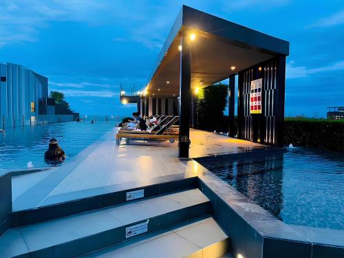 best location of pattaya sky pool next to beach