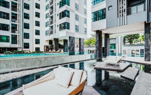 best location of pattaya sky pool next to beach