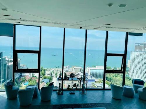 best location of pattaya sky pool next to beach