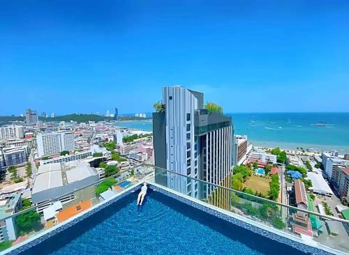 best location of pattaya sky pool next to beach