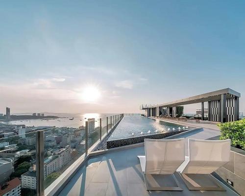 best location of pattaya sky pool next to beach