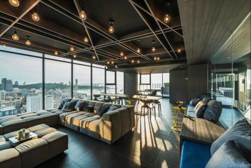 best location of pattaya sky pool next to beach