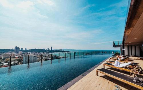 best location of pattaya sky pool next to beach