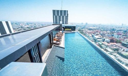 best location of pattaya sky pool next to beach