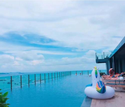best location of pattaya sky pool next to beach