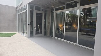 modern boutique living in culver city
