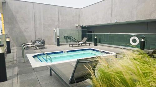 modern boutique living in culver city