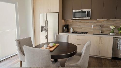 modern boutique living in culver city