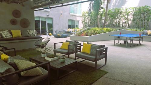 modern boutique living in culver city