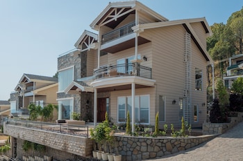 elivaas prive the royce daisy ultra luxe 4 bhk villa