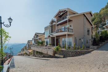 elivaas prive the royce daisy ultra luxe 4 bhk villa