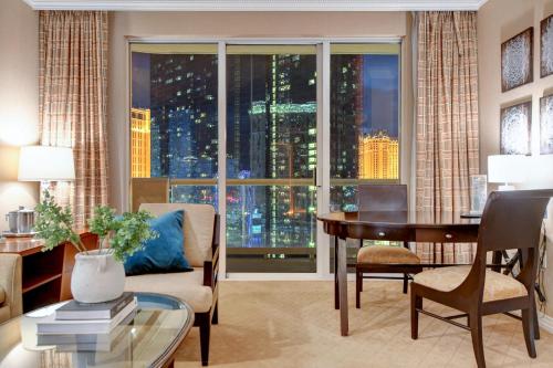 suite hub lv at signature sphere view