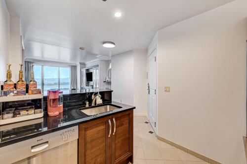 suite hub lv at signature sphere view