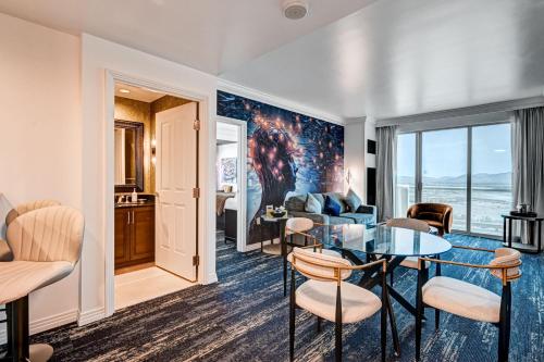suite hub lv at signature sphere view