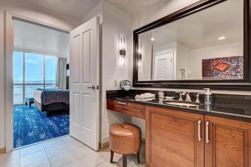 suite hub lv at signature sphere view